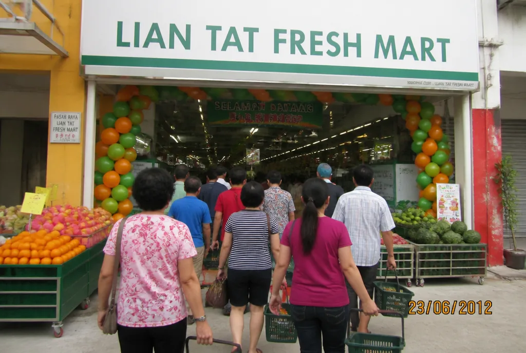The first Lian Tat Fresh Mart on opening day in 2012