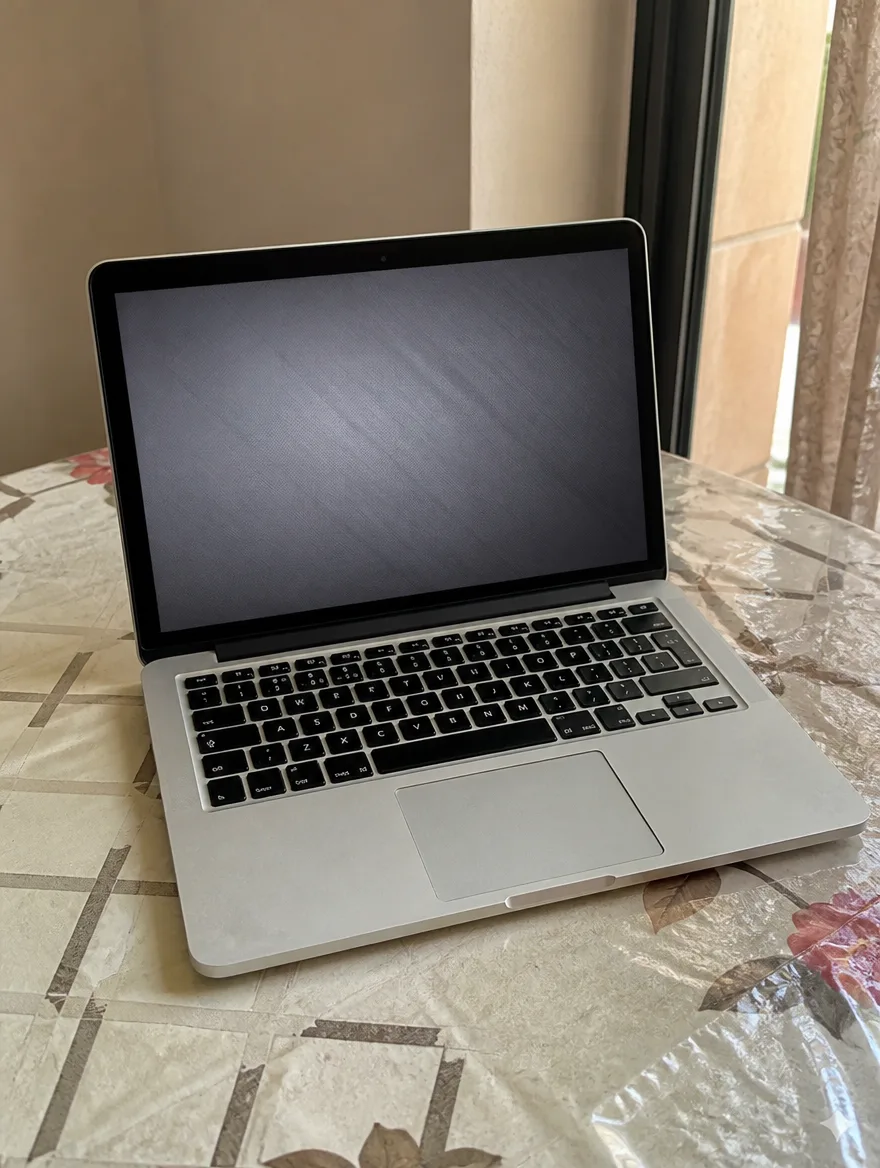 MacBook Pro 13" 2015, works well for school