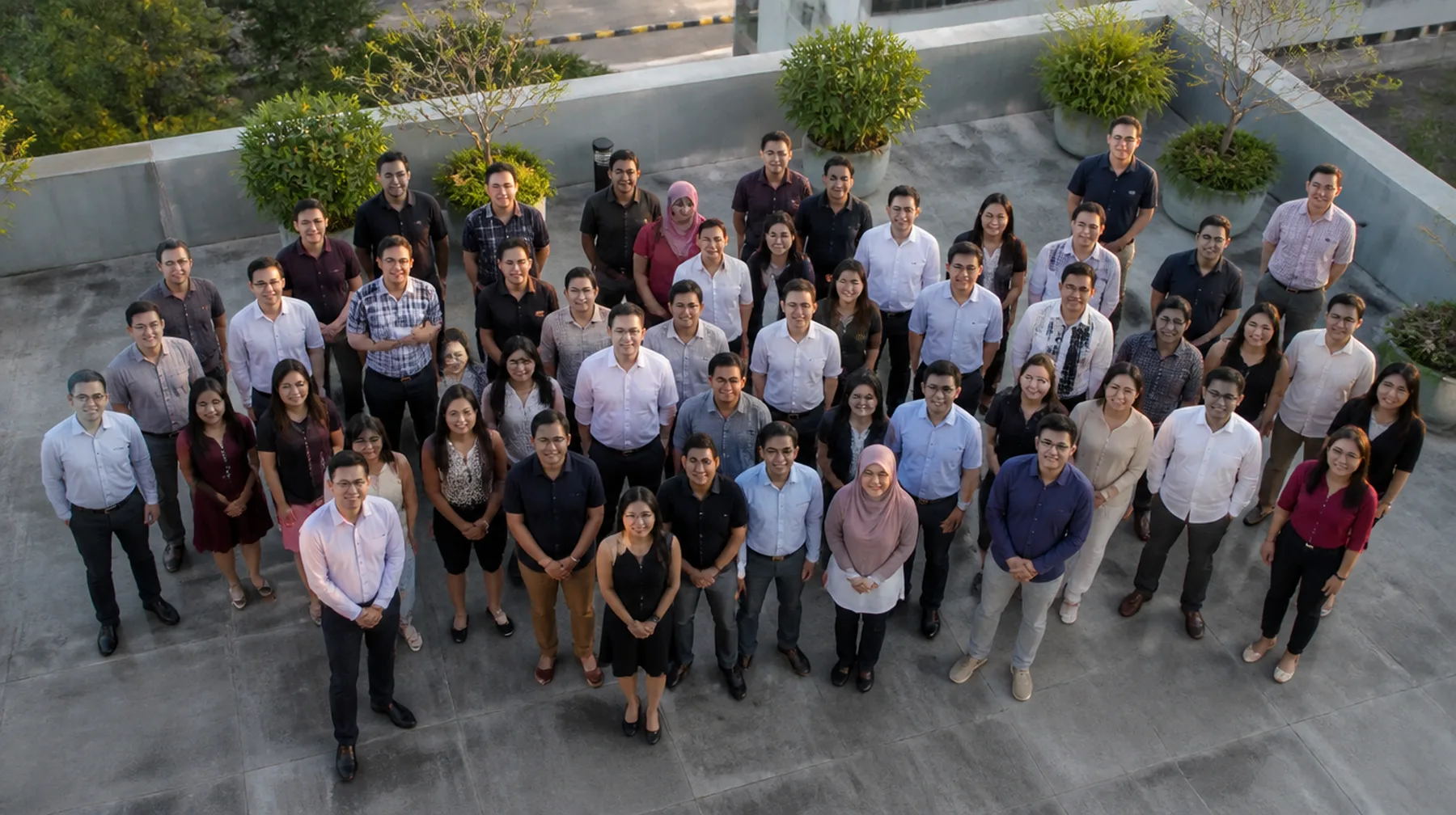 Sanjung Realty negotiators gathered for a branch photograph