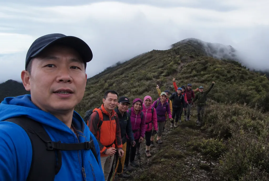 Leading along the ridge